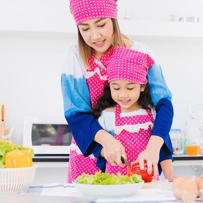 Как правильно учить детей готовить?