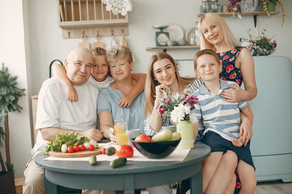 beautiful big family prepare food in a kitchen - Как научить ребенка готовить?