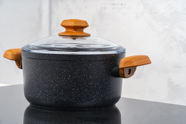 black cookware on induction stove against grey wall - Постная яблочная аджика с базиликом