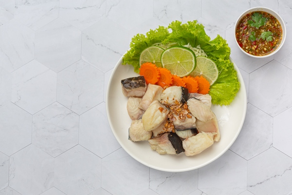 boiled fish with spicy dipping sauce and vegetable 1 - Рыбный бульон из целой рыбы