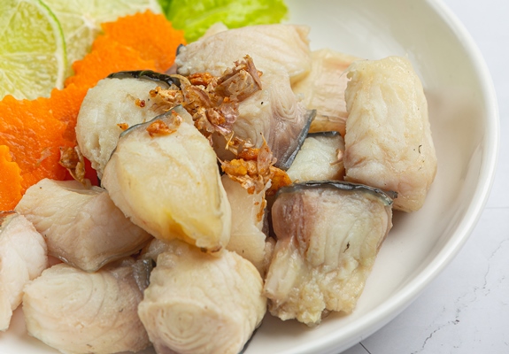 boiled fish with spicy dipping sauce and vegetable - Блинчики с рыбой и маринованными огурцами