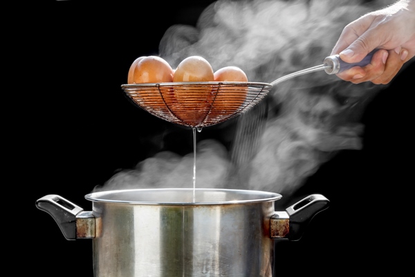 boiling eggs in stainless steel pot - Зелёный суп