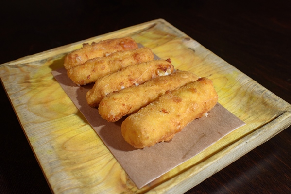cheese sticks on a wooden tray - Сырные палочки