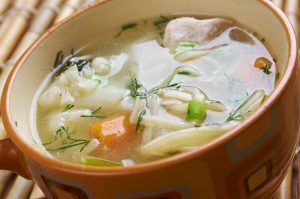 chicken noodle soup broth closeup - Правила составления меню