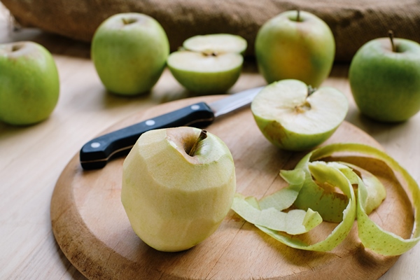 close up of golden apples with the peel removed - Яблочный джем с пряностями