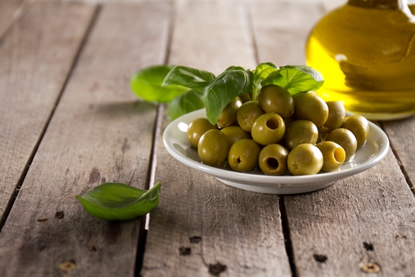 close up of plate with olives on wooden surface - Рассольник с цветной капустой постный