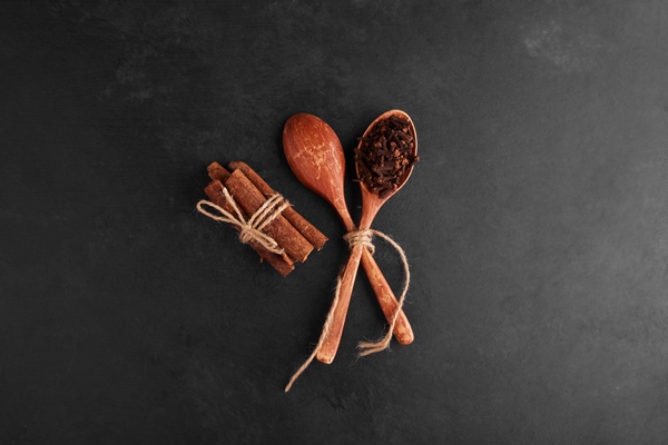 cloves and cinnamons in a wooden spoon 1 - Сбитень с корицей, имбирем и лимоном (видео-рецепт)
