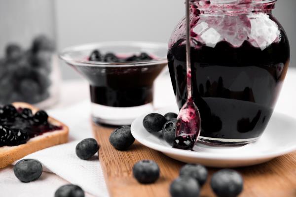 composition with jar of blueberry jam - «Варенье-пятиминутка» из черники