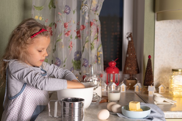 cute little girl preparing christmas cake in the kitchen - Сырные палочки