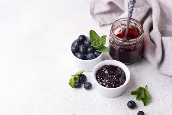 delicious blueberry jam with copy space - «Варенье-пятиминутка» из черники