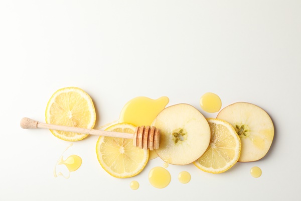 dipper honey apple and lemon slices on white background - Яблочный сбитень с мятой