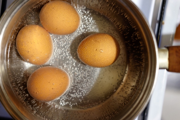 eggs are boiled in pan - Яйца всмятку и "в мешочек"