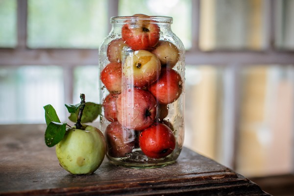 fresh harvest of ripe and healthy farm apples in a glass jar in a basket 3 - Маринованные яблоки