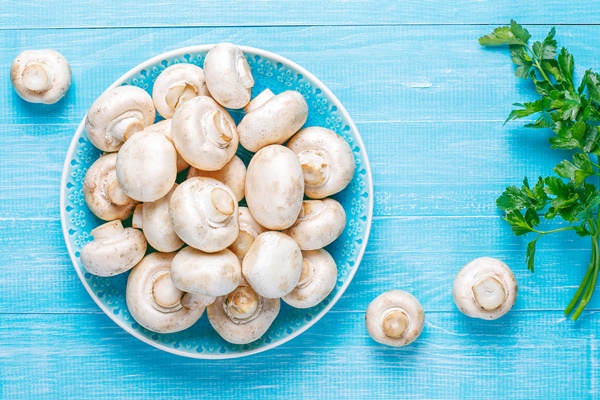 fresh organic white mushrooms champignon - Слоёный салат с шампиньонами и черносливом