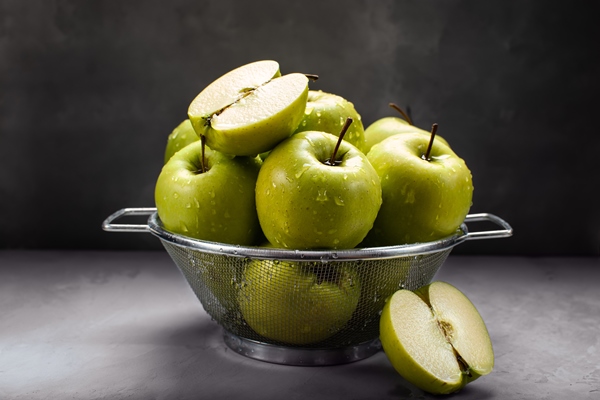 fresh ripe green apples in a metal colander - Яблочное повидло