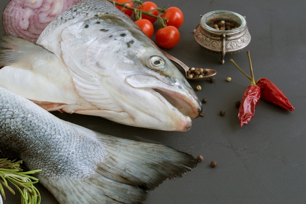 fresh salmon ingredients for fish soup with cream - Рыбный бульон из костей, голов и хвостов