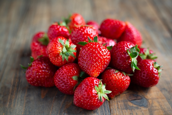 fresh strawberries on wooden table - Фруктовый салат "Ёжик"