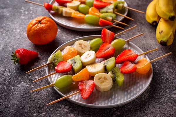 fruit skewers healthy summer snack - Готовим фруктовые шашлычки месте с детьми