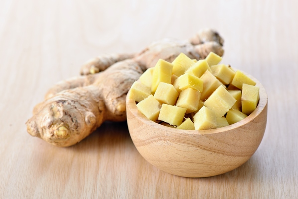 ginger sliced in wood bowl - Сбитень с корицей, имбирем и лимоном (видео-рецепт)