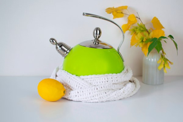 green teapot with hot vitamin drink with lemon the concept of taste drink healthy ingredients seasonal virus - Учим детей заваривать чай