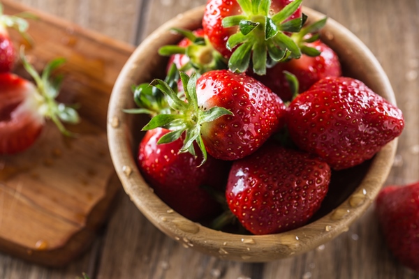 juicy washed strawberries in wooden bowl on kitchen table - Как правильно учить детей готовить? (видео)
