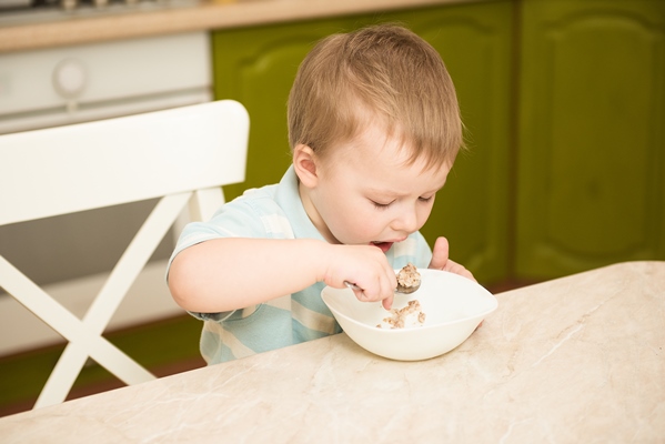 little boy eats porridge - Готовим гречневую кашу вместе с детьми