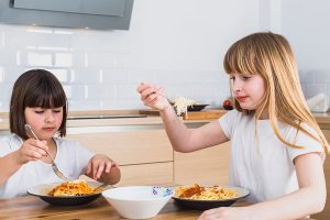 little girls eating tasty spaghetti - Правила составления меню