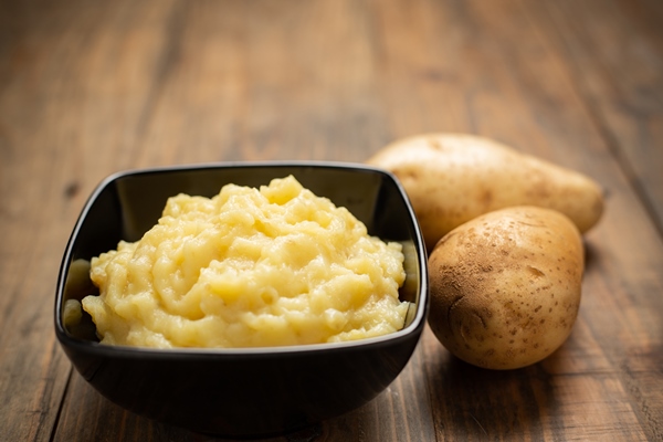 mashed potatoes in the bowl on the white wooden table - Постное картофельное пюре