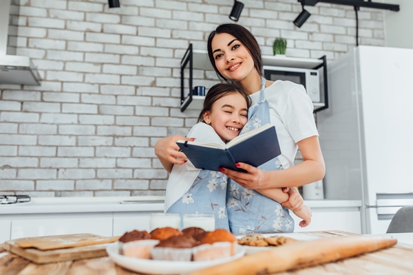 mum stays with recipe book and preparing cooking with her daughter - Как научить ребенка готовить? (видео)