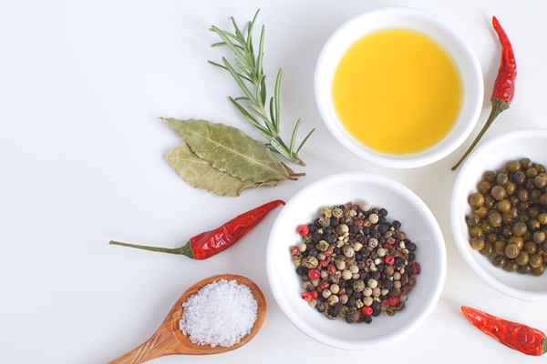 olive oil porcelain plate rosemary branch pepper mix chili bay leaf - Рис с капустой и грибами