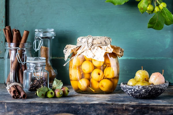 paradise apple jam paradise apples in sugar syrup onn old wooden harvesting the autumn harvest 1 - Маринованные яблоки