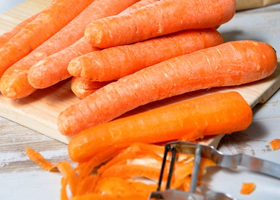 peeled carrots ready for cooking - Постная яблочная аджика с базиликом