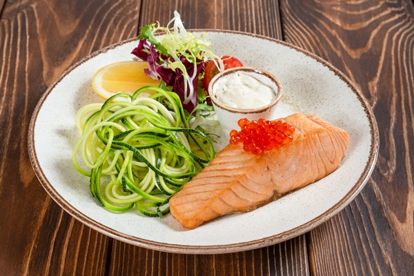 plate of steamed salmon with red caviar and vegetables on wooden table - Лосось на пару с овощным гарниром, постный стол