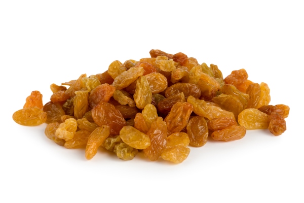 raisins isolated on a white background - Постный соус чатни из яблок