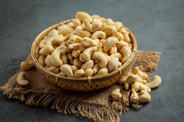 raw cashews nuts in bowl on dark background - Постный смузи из банана и кешью