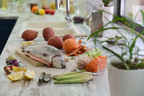 raw fish for cooking with vegetables on the kitchen table - Тушёная рыба, постный стол