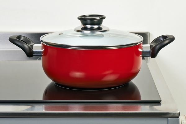 red ceramic pan with cover on electric hob - Яблочный сбитень с мятой
