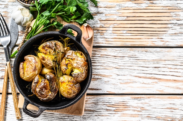 rustic oven baked potatoes with rosemary organic vegetables - Картофель печёный (в кожуре)