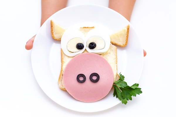 sandwich bull child hands have a white plate with a sandwich for breakfast or lunch - Бутерброды для детей
