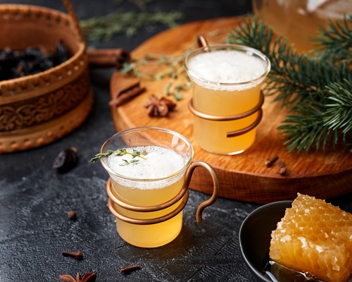 sbiten hot honey drink with herbes and spices russian tradition 1 - Яблочный сбитень с мятой