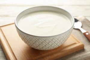 sour cream yogurt spoons and napkin on white wooden - Постный овсяный кисель