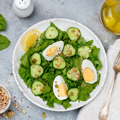 Зелёный салат со сметаной и яйцом