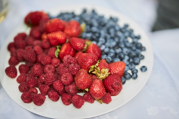 strawberries and blueberries in a bowl berries - Постные маффины