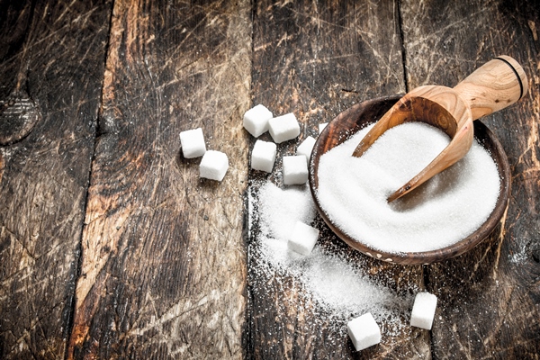 sugar with a scoop in a bowl on a wooden background - Джем в мультиварке