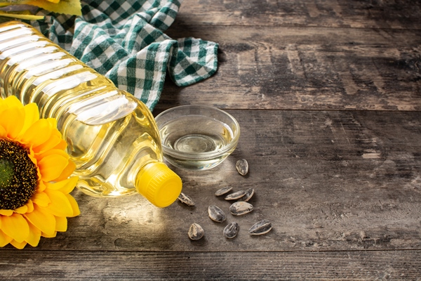 sunflower oil plastic bottle on wooden table - Печенье на рассоле с семечками