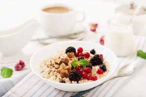 tasty healthy oatmeal porridge with berry flax seeds nuts healthy breakfast fitness food proper nutrition - Правила составления меню