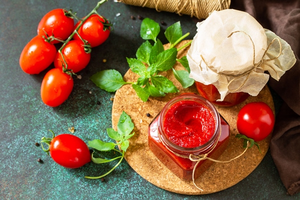 tomato paste fresh tasty tomato sauce with ripe tomatoes and basil on a stone or slate background - Гречневая каша с капустой и овощами