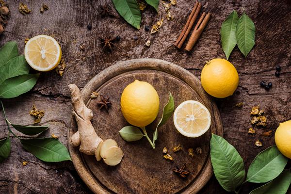 top view lemon and ginger on cutting board - Яблочный сбитень с мятой