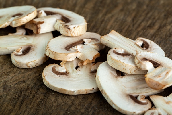 white mushrooms sliced on brown wooden desk - Рис с капустой и грибами