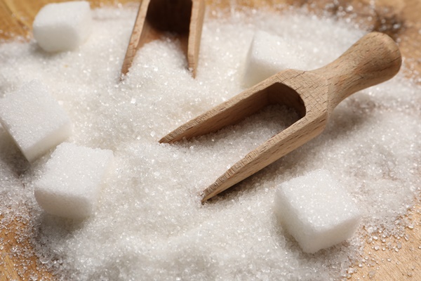 white sugar with scoops on wooden table closeup - Варенье из ранеток с крахмалом